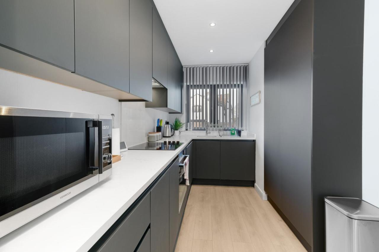 Modern 4 Bedroom House With Parking In Farnham Royal, Slough By 360Stays מראה חיצוני תמונה