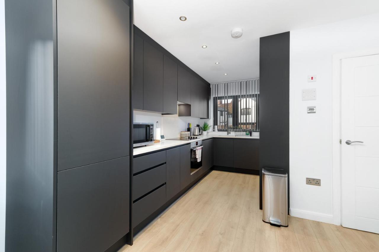 Modern 4 Bedroom House With Parking In Farnham Royal, Slough By 360Stays מראה חיצוני תמונה