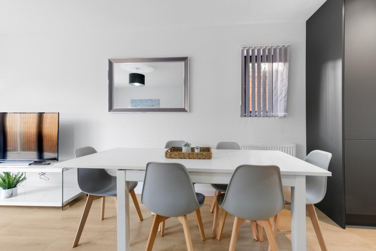 Modern 4 Bedroom House With Parking In Farnham Royal, Slough By 360Stays מראה חיצוני תמונה