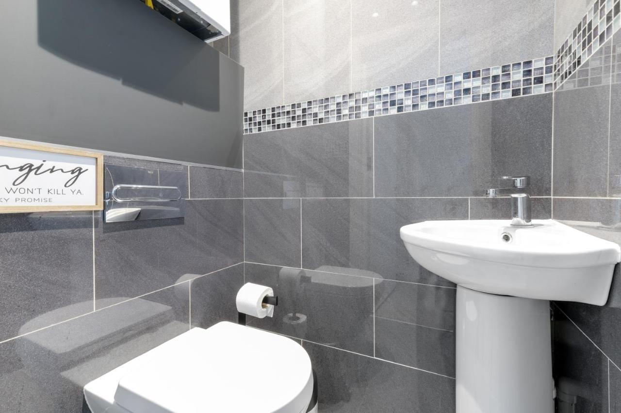 Modern 4 Bedroom House With Parking In Farnham Royal, Slough By 360Stays מראה חיצוני תמונה
