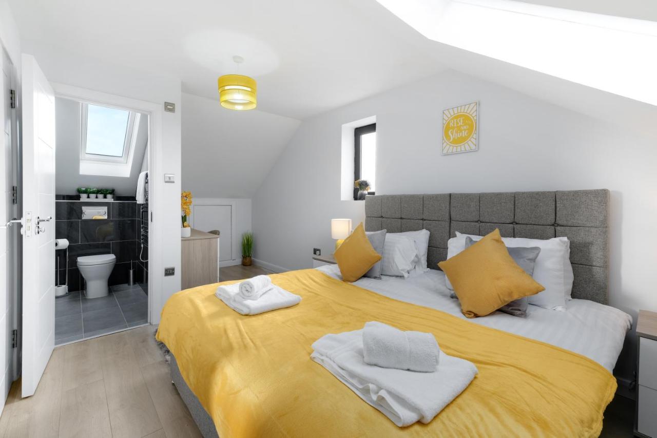 Modern 4 Bedroom House With Parking In Farnham Royal, Slough By 360Stays מראה חיצוני תמונה