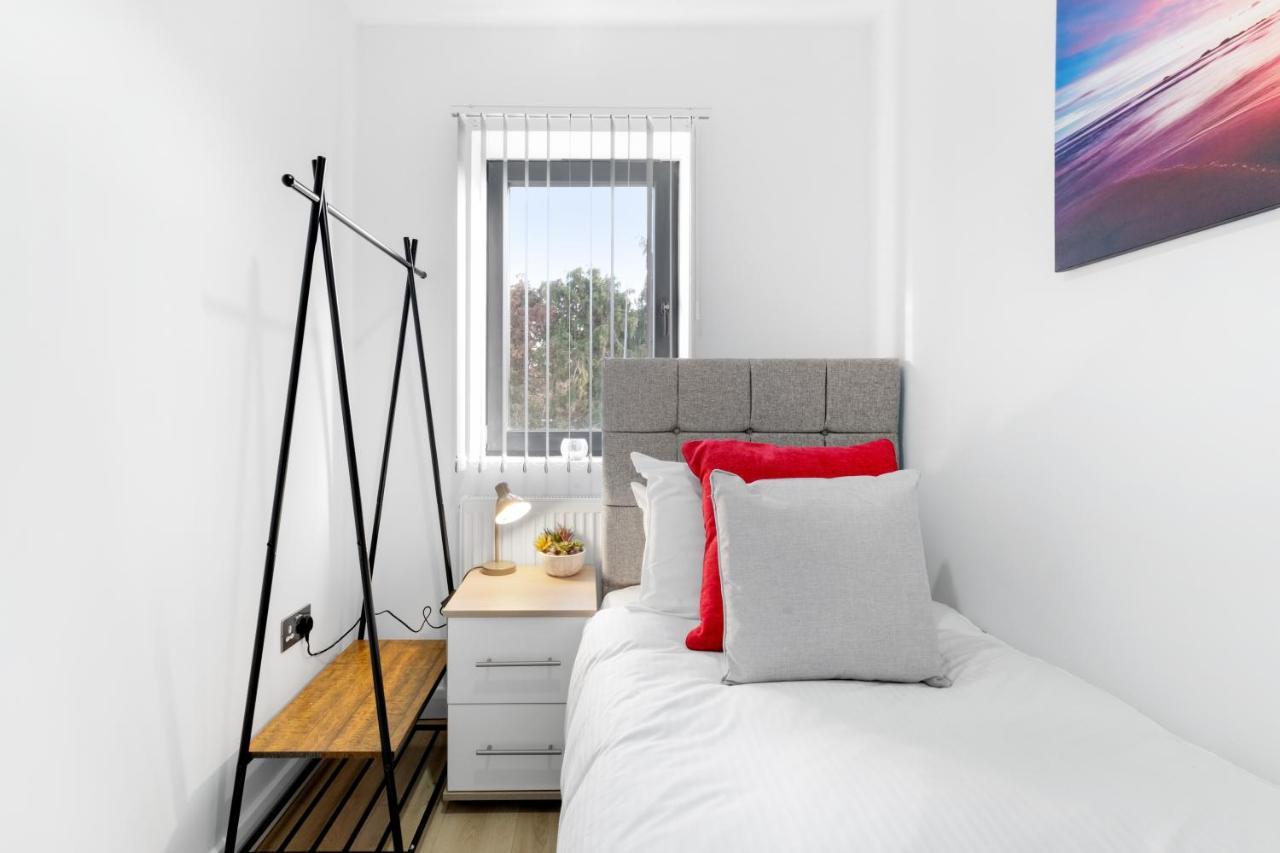 Modern 4 Bedroom House With Parking In Farnham Royal, Slough By 360Stays מראה חיצוני תמונה