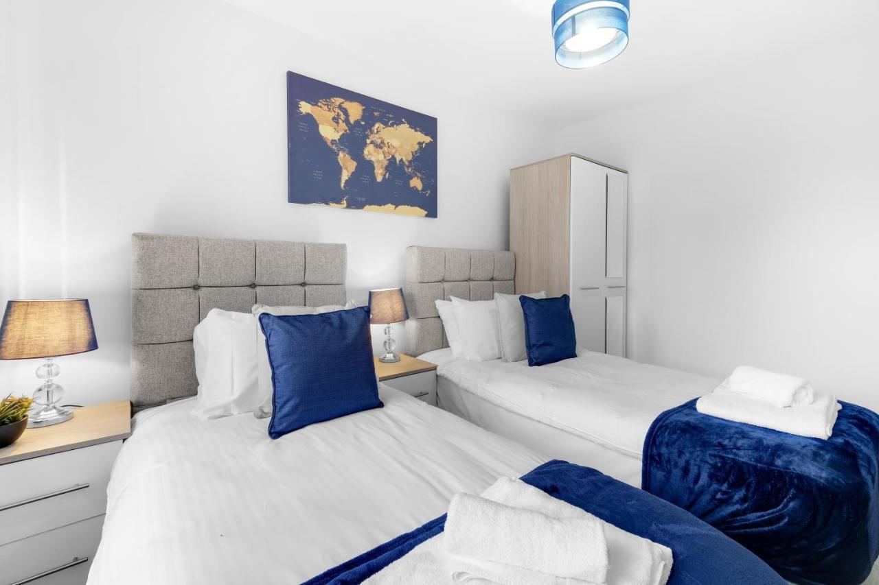 Modern 4 Bedroom House With Parking In Farnham Royal, Slough By 360Stays מראה חיצוני תמונה
