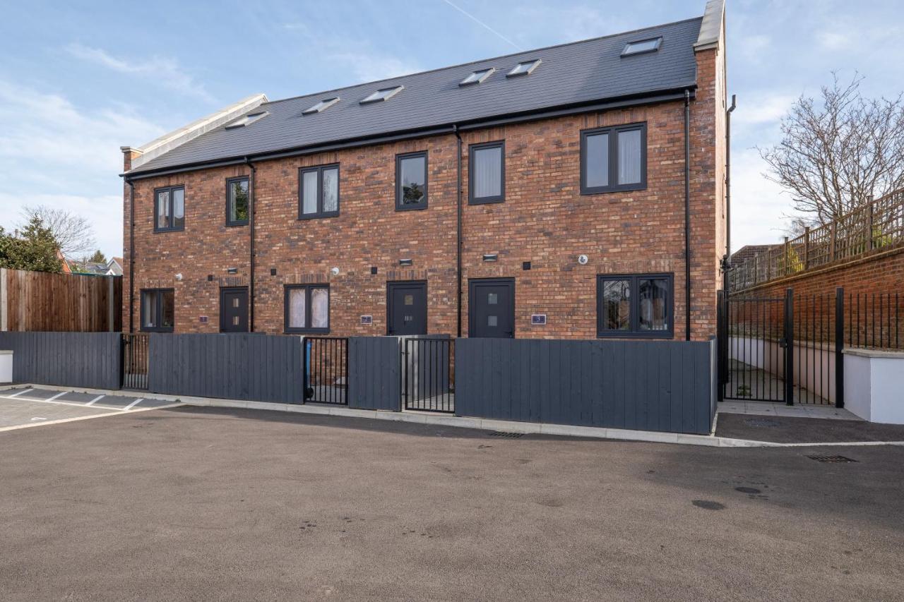 Modern 4 Bedroom House With Parking In Farnham Royal, Slough By 360Stays מראה חיצוני תמונה