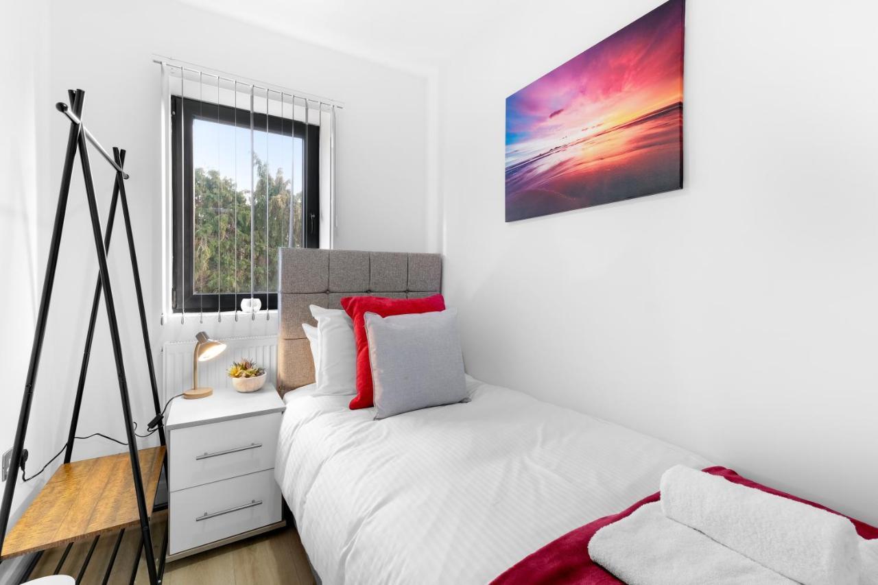 Modern 4 Bedroom House With Parking In Farnham Royal, Slough By 360Stays מראה חיצוני תמונה