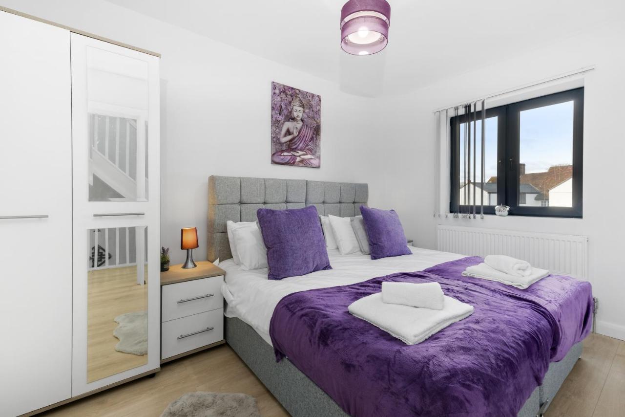 Modern 4 Bedroom House With Parking In Farnham Royal, Slough By 360Stays מראה חיצוני תמונה