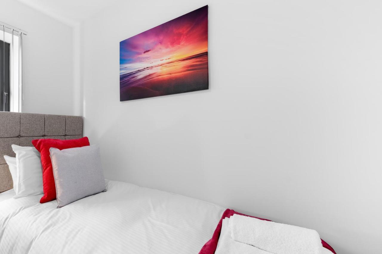 Modern 4 Bedroom House With Parking In Farnham Royal, Slough By 360Stays מראה חיצוני תמונה