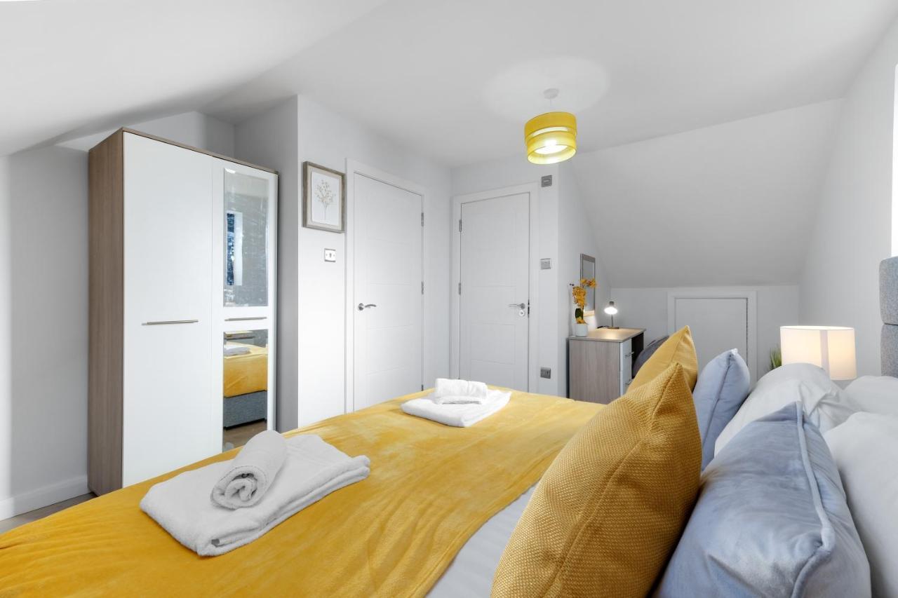 Modern 4 Bedroom House With Parking In Farnham Royal, Slough By 360Stays מראה חיצוני תמונה