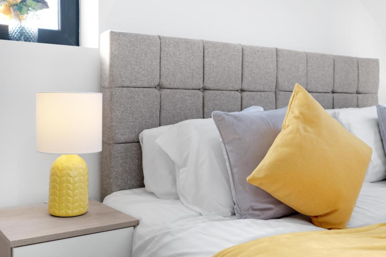 Modern 4 Bedroom House With Parking In Farnham Royal, Slough By 360Stays מראה חיצוני תמונה