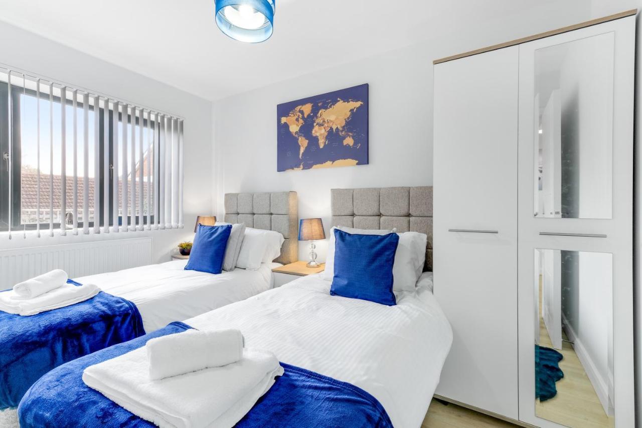 Modern 4 Bedroom House With Parking In Farnham Royal, Slough By 360Stays מראה חיצוני תמונה