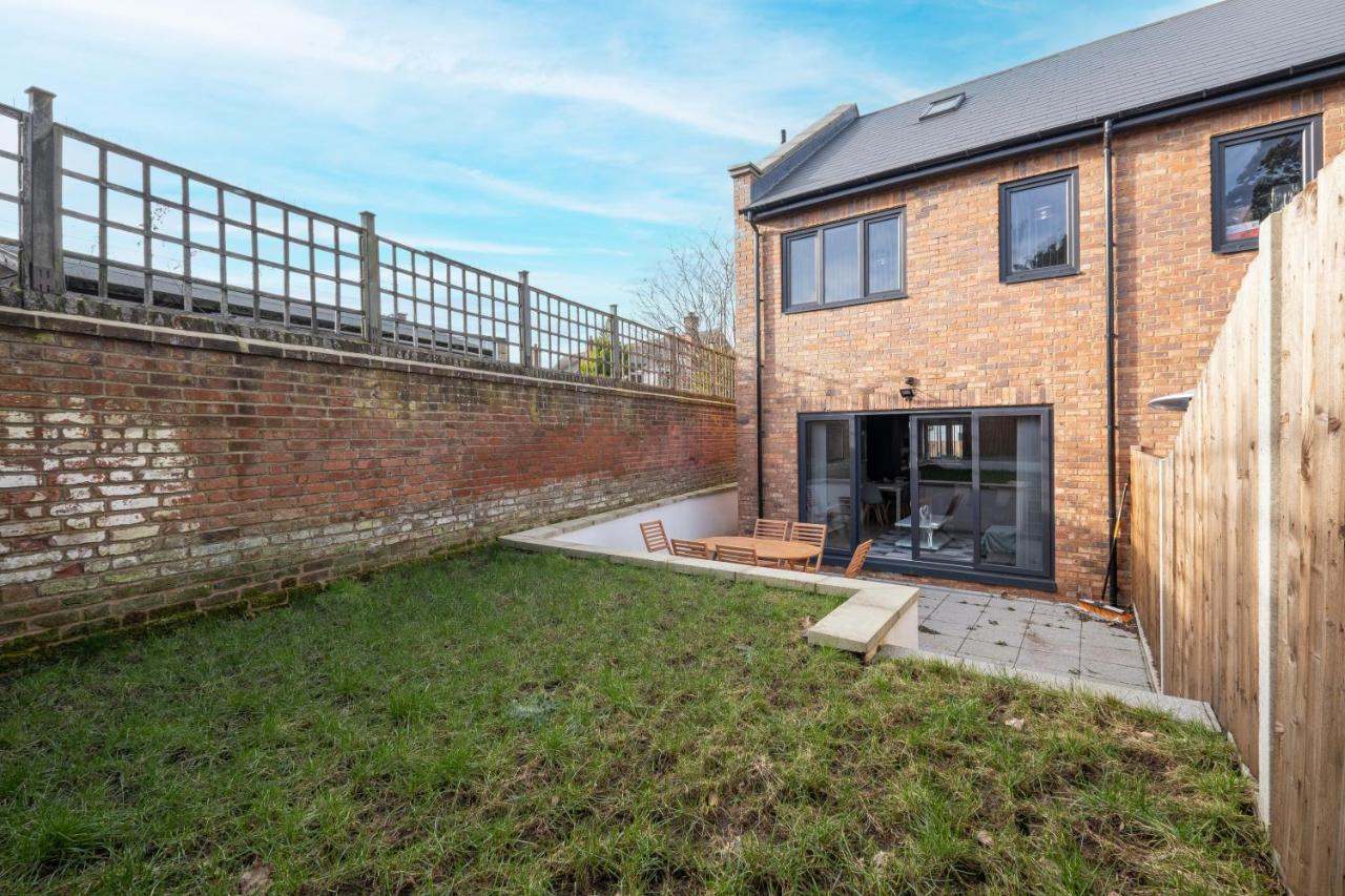 Modern 4 Bedroom House With Parking In Farnham Royal, Slough By 360Stays מראה חיצוני תמונה