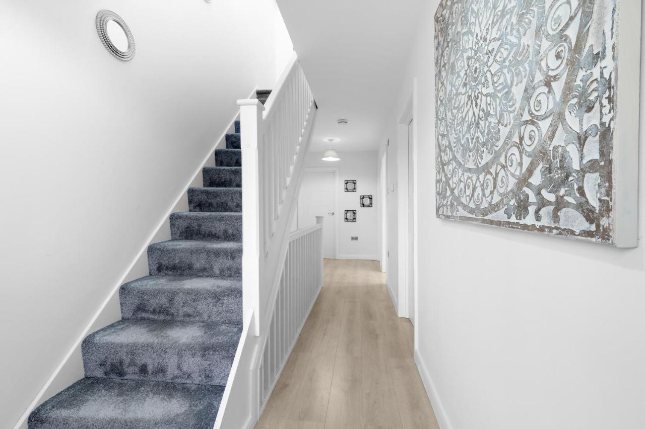 Modern 4 Bedroom House With Parking In Farnham Royal, Slough By 360Stays מראה חיצוני תמונה